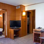 Goldstar & 4* ניס