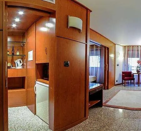 Отель Goldstar &
