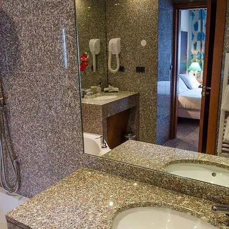 Отель Goldstar & 4*