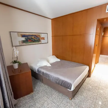 Отель Goldstar & 4*